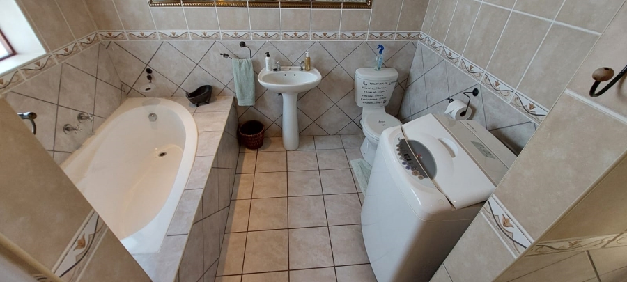 5 Bedroom Property for Sale in Wavecrest Eastern Cape